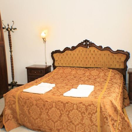 Queen House Venezia Room photo